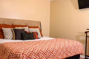 GREAT 2 bedroom Condo,FREE parking,easy commute. في إيرفينغتون: غرفة نوم عليها سرير ومخدات