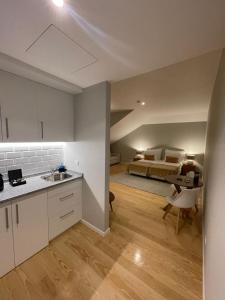 una cucina e un soggiorno con un letto in una camera di PIER HOUSE Accommodation a Funchal