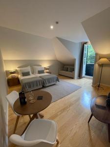 una camera con letto, tavolo e tavolo Sidx Sidx Sidx di PIER HOUSE Accommodation a Funchal