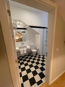 een badkamer met een wastafel en een toilet bij PIER HOUSE Accommodation in Funchal