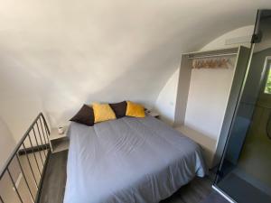 una piccola camera da letto con letto con cuscini gialli di B&b Principe18 a Noci