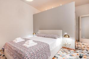 una camera bianca con letto e lampada di BOOK NOW! Apt a 1 min walk from Duomo of Parma a Parma