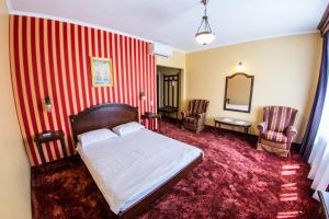 Postel nebo postele na pokoji v ubytování The Elite - Oradea's Legendary Hotel