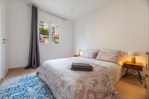 ボーソレイユにあるSUPERBE PENTHOUSE PROCHE MONACO GRANDE TERRASSEの白いベッドルーム(ベッド1台、窓付)