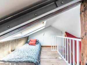 un dormitorio en el ático con una cama y una escalera en Pass the Keys Stylish Apartment In The Heart Of Richmond, en Richmond
