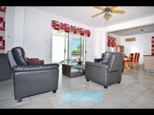 Posezení v ubytování Villa 200m To The Coral Bay Strip, Large Pool