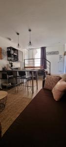 una sala de estar con un sofá y una mesa en Appartement chaleureux en Ardèche, en Châteaubourg