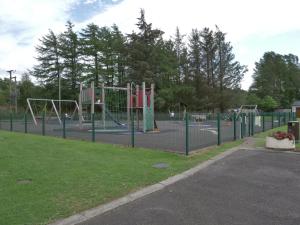 een speeltuin in een park met een speeltuin bij Vivienne in Ballymoney