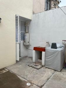un edificio blanco con una mesa y un calentador de agua en Sensity Home Casa confortable en Fracc Privado Céntrica, en Tehuacán