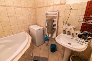 een badkamer met een bad, een toilet en een wastafel bij ELITE CENTER APARTMAN in Szeged