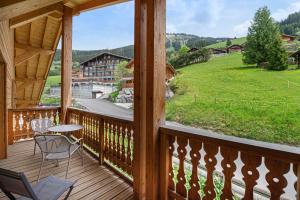 een terras met een tafel en stoelen bij Perle de savoie - Apt C706 - BO Immobilier in Châtel