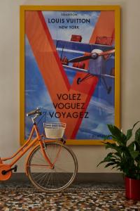 ein Fahrrad neben einem großen Plakat an der Wand geparkt in der Unterkunft Casa Howard Firenze - Residenza d'Epoca in Florenz