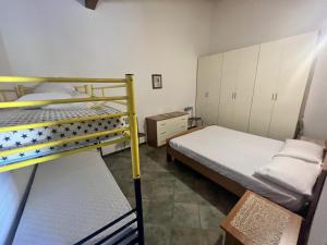 Pokój z 2 łóżkami piętrowymi i stołem w obiekcie Residence Sulcis 2 w mieście Masainas