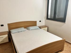 1 dormitorio con 1 cama en una habitación con ventana en Residence Sulcis 4, en Masainas