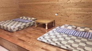 Rúm í herbergi á UT Chaung Homestay
