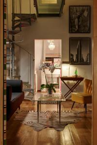 sala de estar con mesa de centro y sofá en Casa Howard Firenze - Residenza d'Epoca, en Florencia