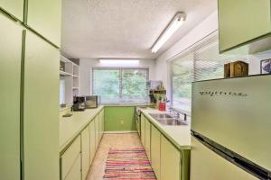 Kuchyň nebo kuchyňský kout v ubytování Furnished Deck and Home Gym Bakersville Retreat!