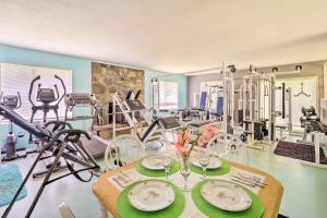 Fitness centrum a/nebo fitness zařízení v ubytování Furnished Deck and Home Gym Bakersville Retreat!