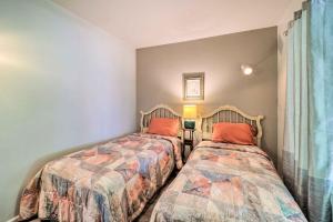 Postel nebo postele na pokoji v ubytování Furnished Deck and Home Gym Bakersville Retreat!