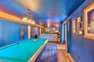 una mesa de billar en una sala de estar con paredes azules en Stunning Puyallup Oasis with Views and Game Room!, en Puyallup