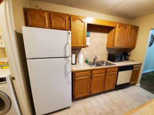 A kitchen or kitchenette at Lovely and spacious, 2 bedrooms and 2 bathrooms