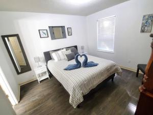 A bed or beds in a room at Lovely and spacious, 2 bedrooms and 2 bathrooms