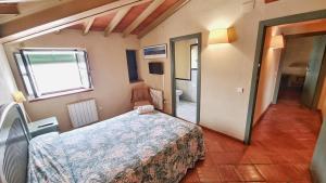 a bedroom with a bed in a room with a window at Casa Tinoco Casa Rural Categoria Superior in Fuenteheridos