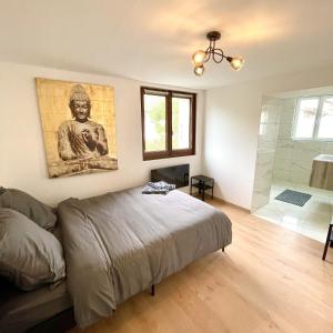 Ένα ή περισσότερα κρεβάτια σε δωμάτιο στο "Au bord du lac" WIFI PARKING Lake View