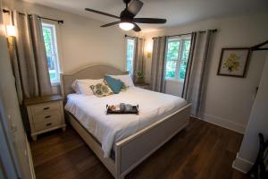 1 dormitorio con 1 cama, ventilador y ventanas en Mission Springs Resort en Ashland