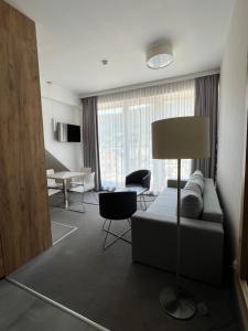 Televízia a/alebo spoločenská miestnosť v ubytovaní Aparthotel Apartamenty Czarna Góra 410