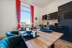 a kitchen with a wooden table and blue chairs at Infinity Stay: Bis zu 4 Personen Zentrum Wassernah Netflix in Wilhelmshaven