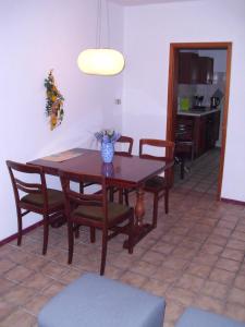 jadalnia z drewnianym stołem i krzesłami w obiekcie Apartment 2 Langelsheim Harz w mieście Langelsheim
