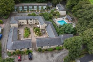 vista aerea di una casa con piscina di Helford a Mawnan