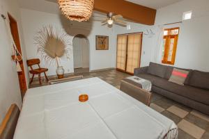 ein Wohnzimmer mit einem Sofa und einem Tisch in der Unterkunft Cien Palmas- Authentic Mexican Casita 1 -Downtown in Todos Santos