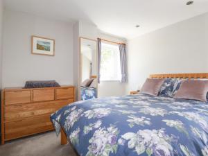 セント・アイヴスにあるSanctuary Cottageのベッドルーム1室(ベッド1台、ドレッサー、鏡付)