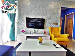 Televiisor ja/või meelelahutuskeskus majutusasutuses Legoland D'PRISTINE Apartment By TGP