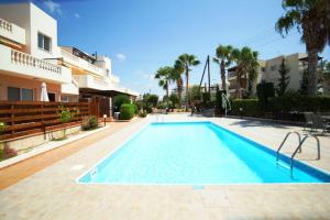 uma piscina em frente a um edifício em Central Pool-Side 2 Bedroom Apartment in Paphos em Pafos