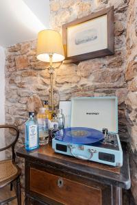 un tocadiscos sentado sobre una mesa en Hope Cottage, Brixham, en Brixham