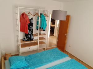Zimmer mit einem Bett und einem Kleiderschrank mit Kleidung in der Unterkunft Ana's in Stari Grad