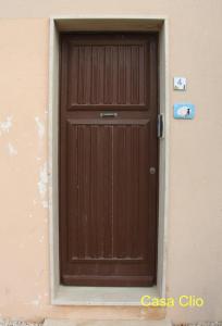 a wooden door on the side of a building at Casa Clio in Favignana