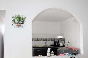 a kitchen with a counter and a sink and a mirror at Greenhouse- Apartamentos in Bucaramanga