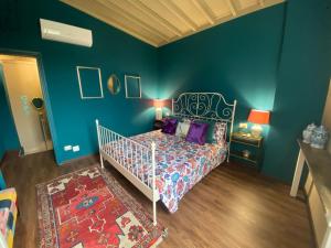 una camera con letto e parete blu di La MAGIA NEL BORGO a Fezzano
