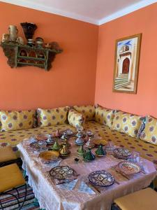 una sala de estar con una mesa con platos. en Riad Dar Pa Labzioui en Meknès