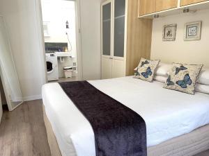 a bedroom with a large white bed with pillows at Jedda on Jersey 6 in Perth