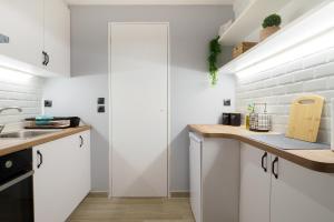 A cozinha ou kitchenette de Neoclassical Apartments with backyard acess