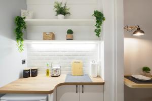 A cozinha ou kitchenette de Neoclassical Apartments with backyard acess