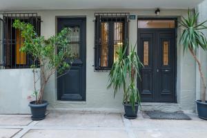 A fachada ou entrada de Neoclassical Apartments with backyard acess