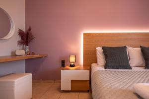 - une chambre avec un lit et une table avec une lampe dans l'établissement Alexandros Luxury House, à Falasarna