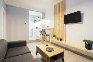 Uma televisão e/ou sistema de entretenimento em Neoclassical Apartments with backyard acess