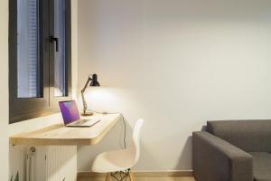 Uma área de estar em Neoclassical Apartments with backyard acess